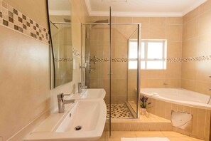 Separate bathtub and shower, deep-soaking bathtub, hair dryer, slippers