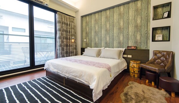 Blackout curtains, free WiFi, bed sheets