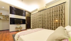 Blackout curtains, free WiFi, bed sheets