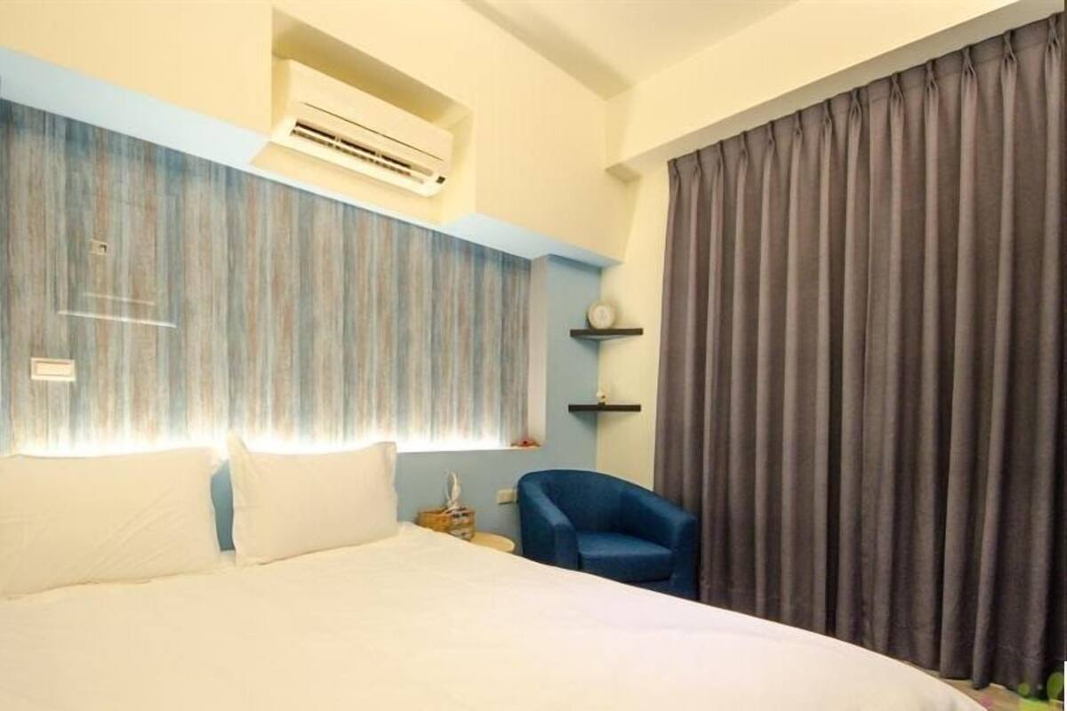 Blackout curtains, free WiFi, bed sheets