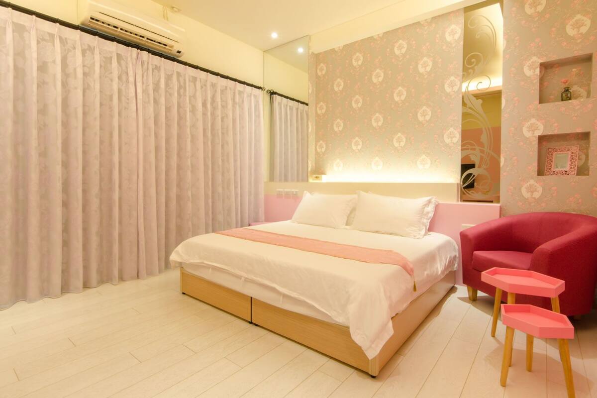 Blackout curtains, free WiFi, bed sheets