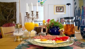 Daily continental breakfast (SEK 75 per person)