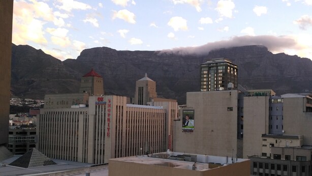 Un paisaje urbano con un edificio destacado identificado como 