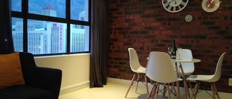 Estudio estándar, vista a la ciudad | Área de sala de estar | Televisión LED