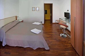 Double Room | Desk, free WiFi, bed sheets
