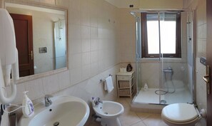 Shower, hair dryer, bidet, towels - B&B La Fiera Relais (Fiumicino)