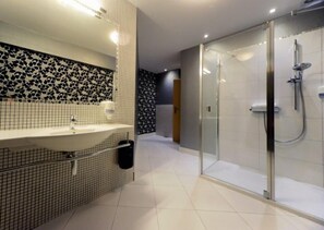 Suite | Bathroom | Shower, free toiletries, hair dryer, towels