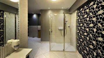 Een douche, gratis toiletartikelen, een haardroger, handdoeken