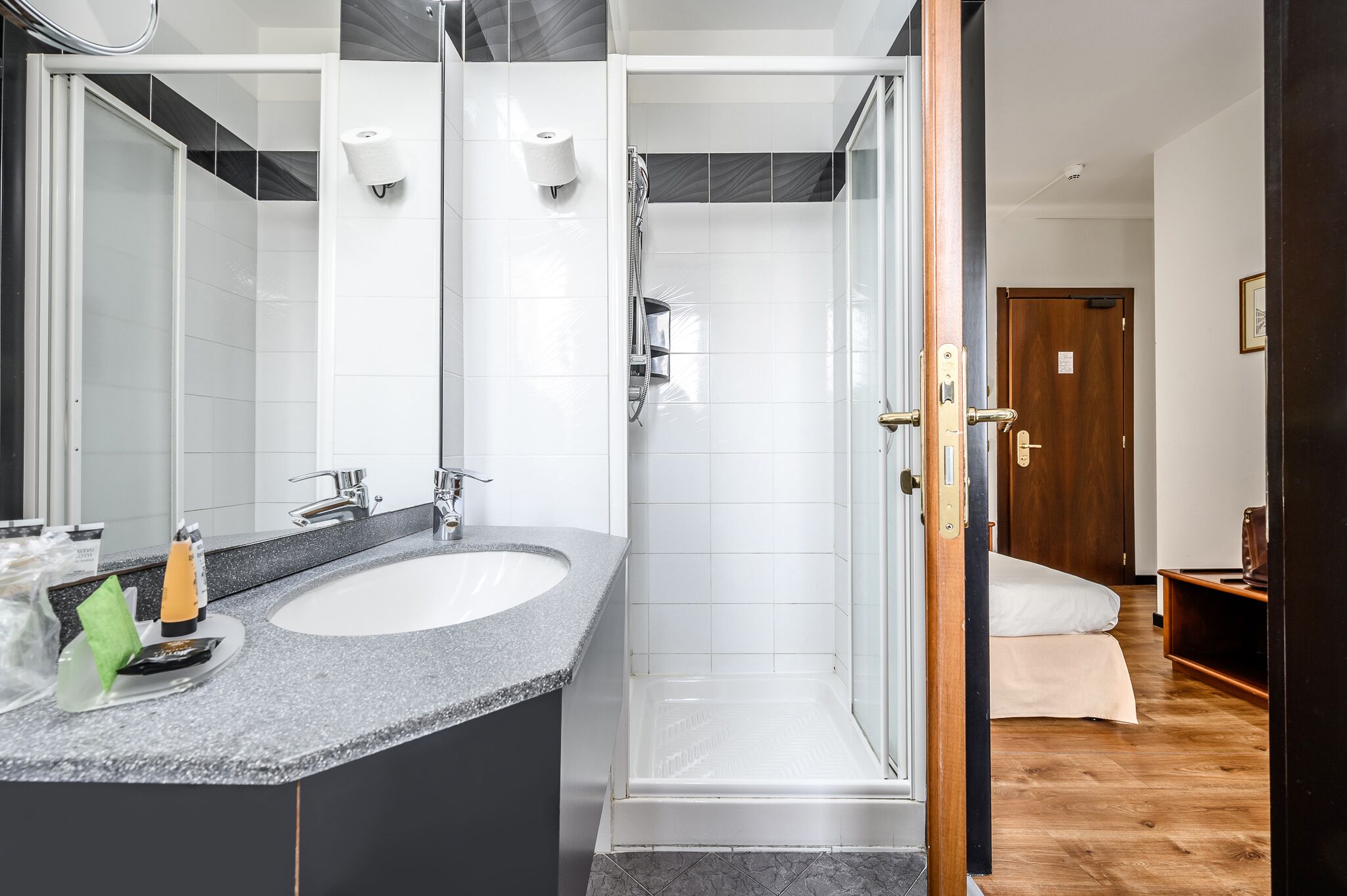 standard single room | bathroom | shower, free toiletries, hair dryer, bidet