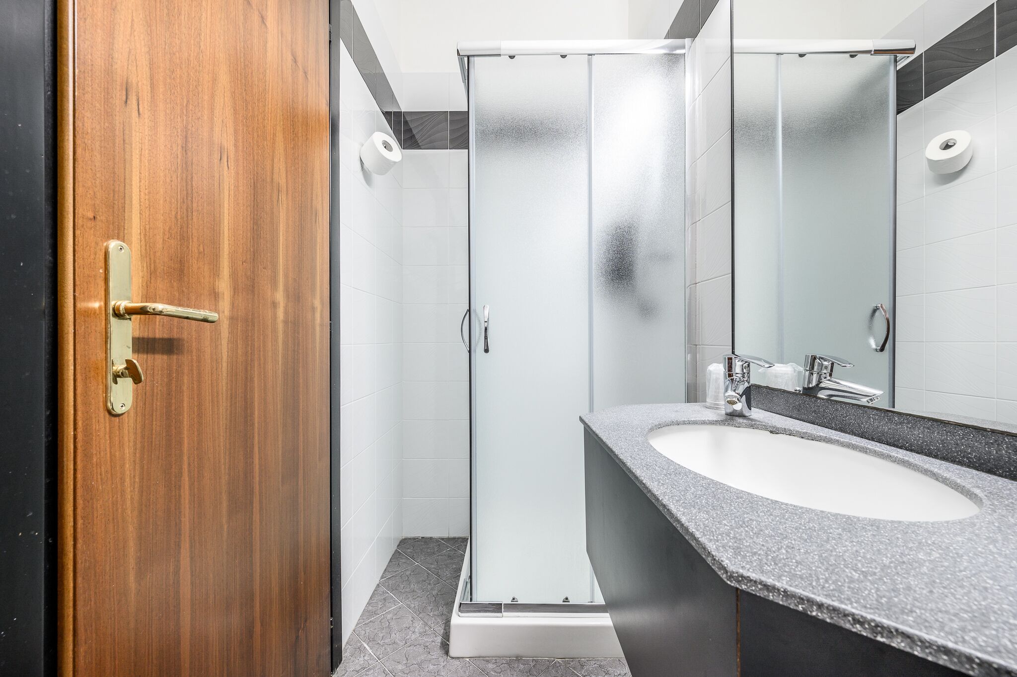 economy double room, 1 queen bed | bathroom | shower, free toiletries, hair dryer, bidet