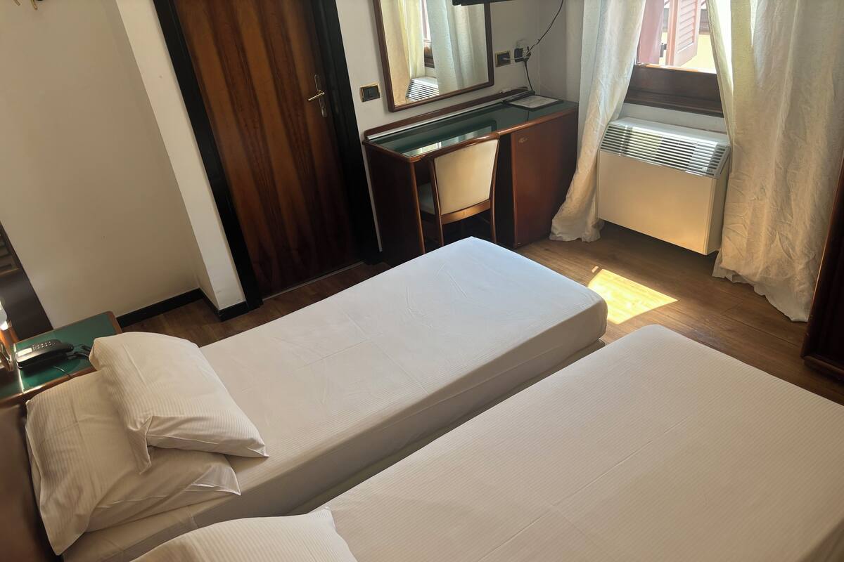 Standard-Doppelzimmer, 2 Einzelbetten | Minibar, Zimmersafe, Schreibtisch, laptopgeeigneter Arbeitsplatz