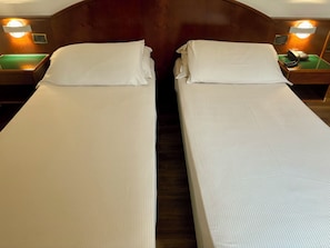 Standard Double Room, 2 Twin Beds | Minibar, in-room safe, desk, laptop workspace - Hotel Daunia (Modena)