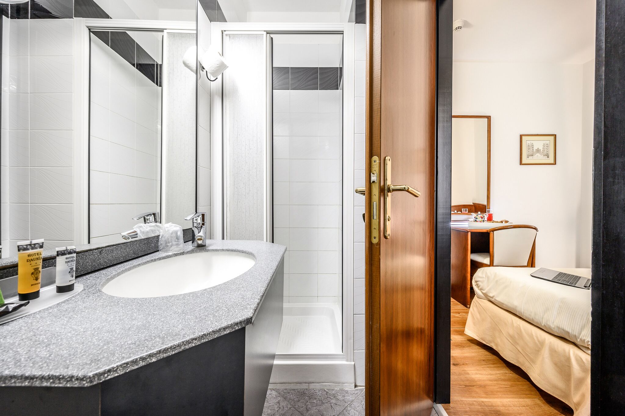 Economy Single Room | Bathroom | Shower, free toiletries, hair dryer, bidet