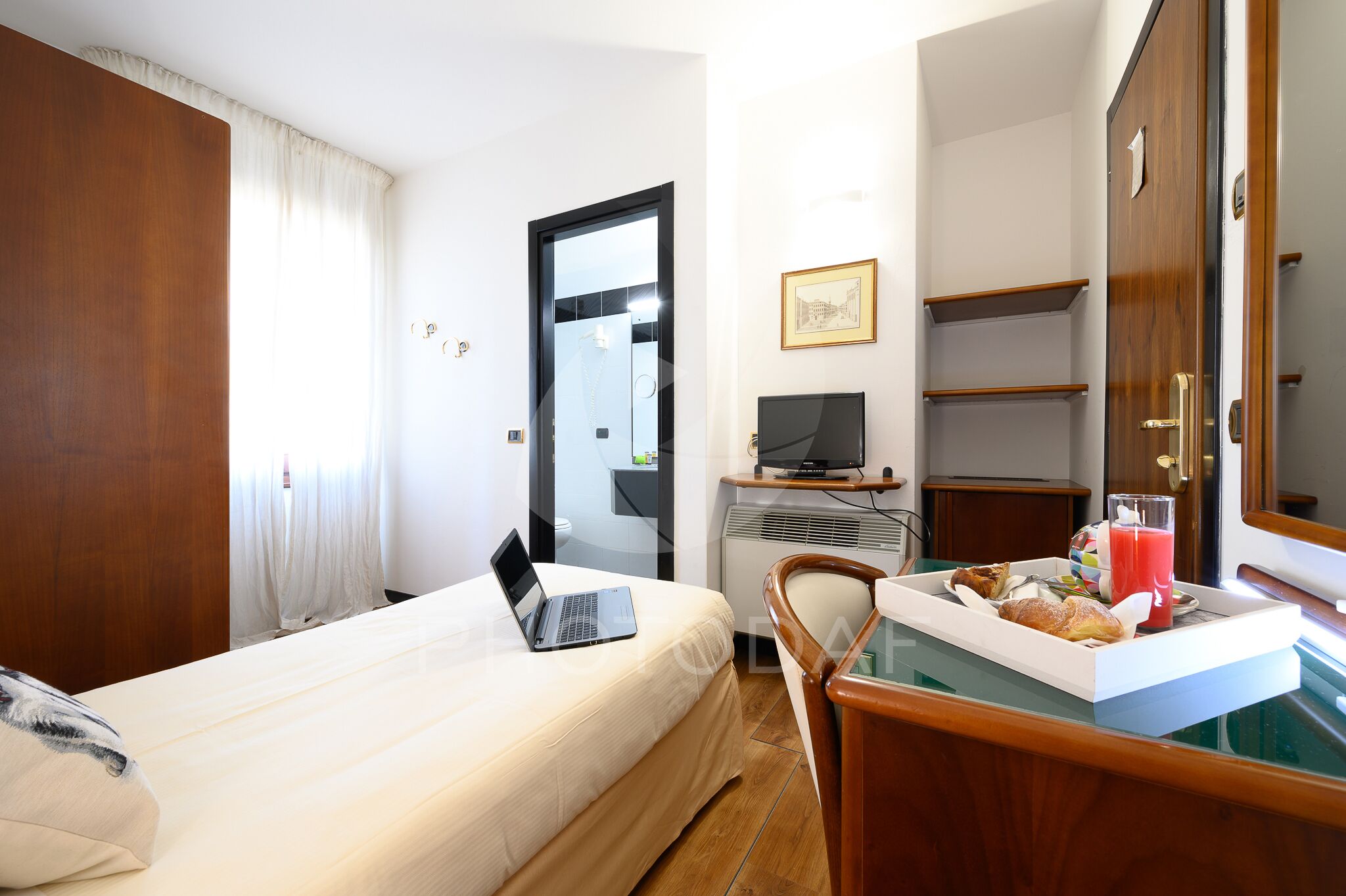 economy single room | minibar, in-room safe, desk, laptop workspace