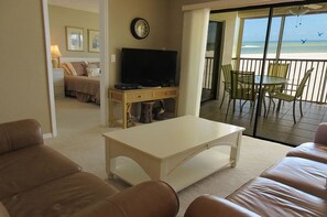 Condo, 2 chambres | Aire de séjour | Téléviseur