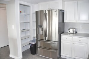 Condo, 3 Bedrooms | Private kitchen | Fridge, microwave, oven, dishwasher