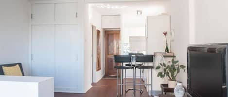 Comfort Studio | In-room dining