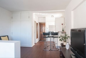 Comfort Studio | In-room dining