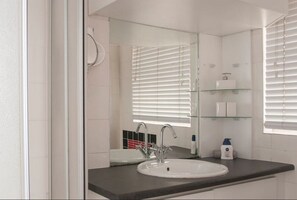 Comfort Studio | Bathroom