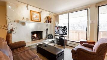 Condo, 2 Bedrooms | Living area