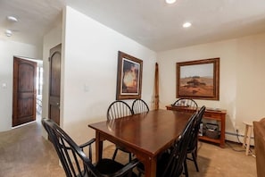Condo, 2 quartos | Parte interna