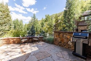 BBQ/picnic Area - Ski In Ski Out condo with Access to Vail Mountain by RedAwning (Vail)