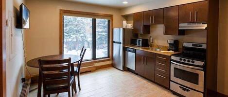 Studio | Eget kjøkken | Kjøleskap, ovn, kaffetrakter/tekoker og brødrister