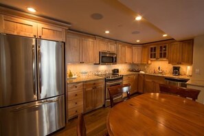 Apartment, 2 Schlafzimmer | Eigene Küche | Kühlschrank, Ofen, Wasserkocher mit Kaffee-/Teezubehör, Toaster