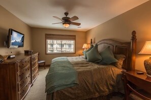 2 bedrooms, free WiFi - Condo with Onsite Pool & Hot Tub, Free WiFi & Garage Parking by RedAwning (Vail)