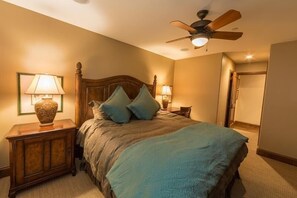 2 bedrooms, free WiFi - Condo with Onsite Pool & Hot Tub, Free WiFi & Garage Parking by RedAwning (Vail)