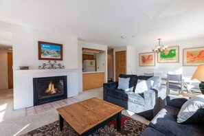 Condo, 2 Bedrooms | Interior