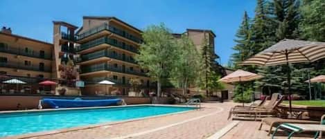 Departamento, 3 habitaciones | Alberca al aire libre