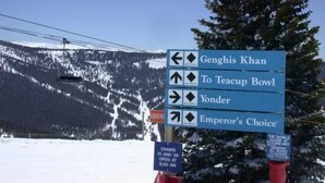 Ein Hinweisschild mit Pfeilen, die zu verschiedenen Zielen zeigen, darunter Genghis Khan, To Teacup Bowl, Yonder und Emperor's Choice.