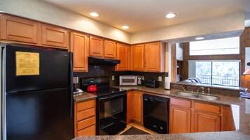 Apartment, 3 Bedrooms | Private kitchen