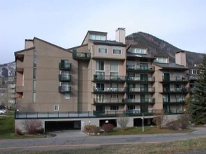 Apartment, 3 Bedrooms | Front of property