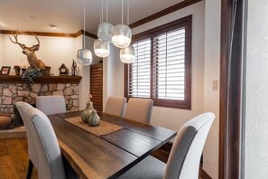 Condo, 2 Bedrooms | Dining