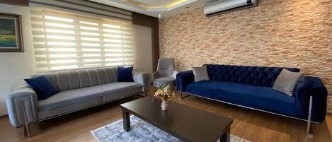 Standard-Apartment, 3 Schlafzimmer, Blick auf den Innenhof | Wohnbereich | LCD-Fernseher