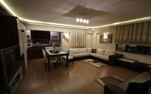 Apartamento standard, 3 quartos, vista para o pátio | Área de estar | TV LCD