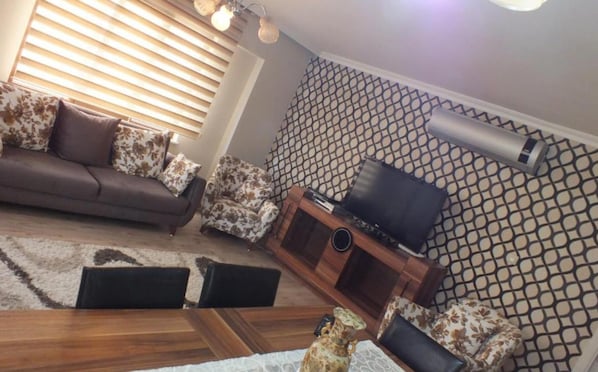 Apartamento standard, 3 quartos, vista para o pátio | Sala de estar | TV LCD