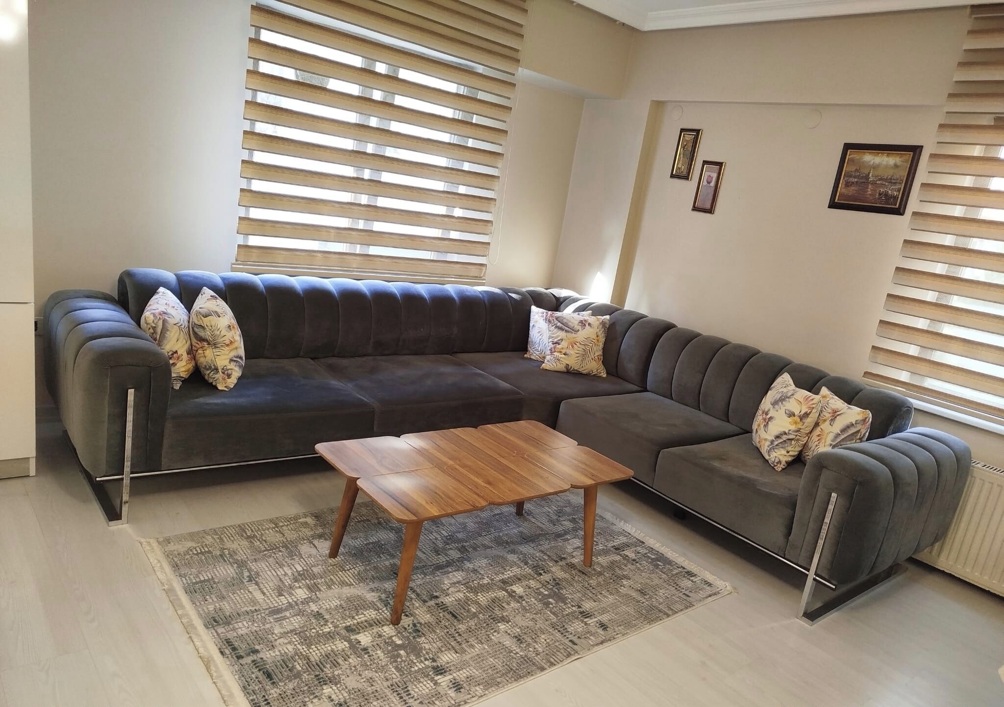 Standard-huoneisto, 3 makuuhuonetta, näköala pihalle | Oleskelualue | LCD-televisio