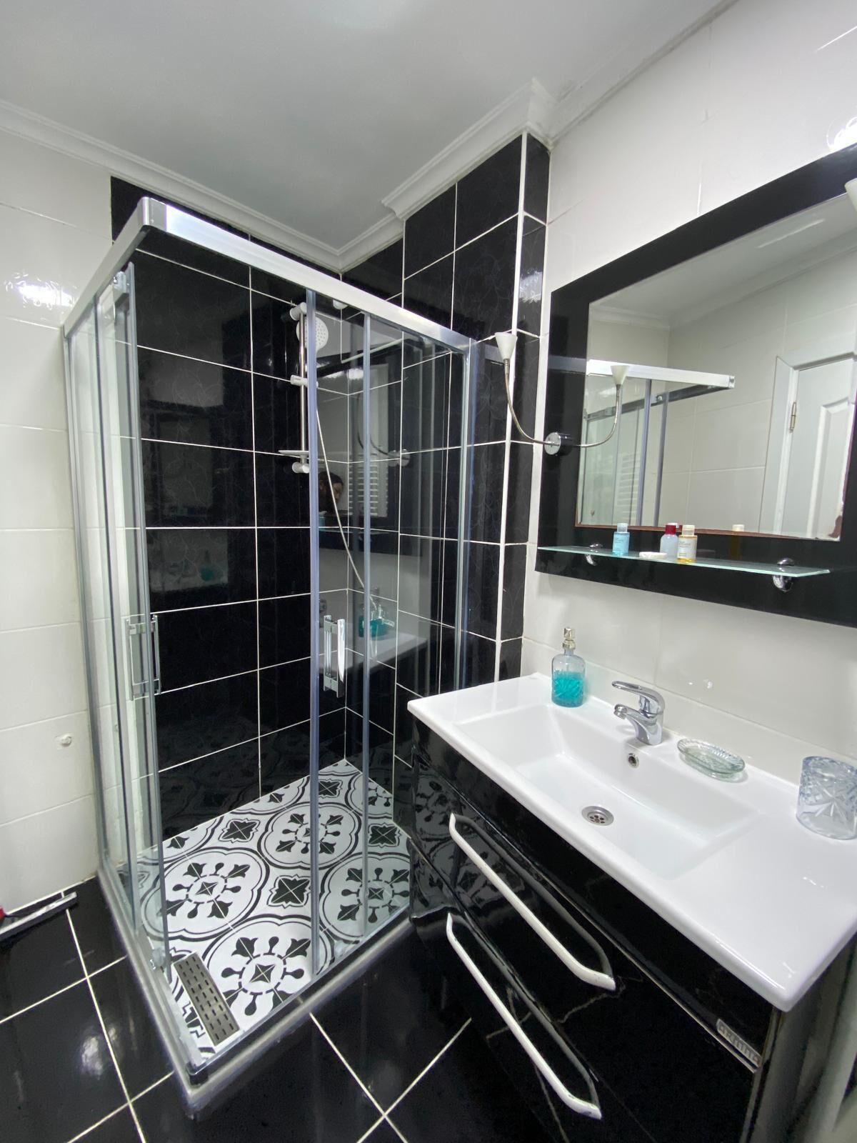 Apartamento standard, 3 quartos, vista para o pátio | Banheiro | Chuveiro, produtos de toalete grátis, secador de cabelo, chinelos