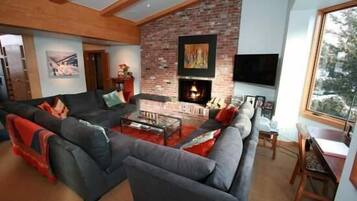 Condo, 3 Bedrooms | Living area