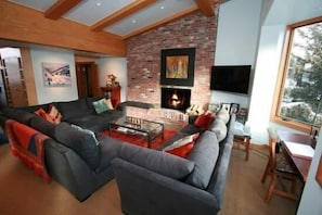 Condo, 3 Bedrooms | Living area