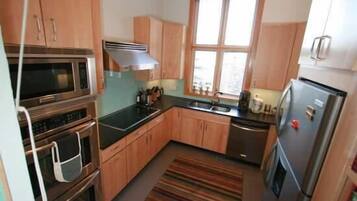 Condo, 3 Bedrooms | Private kitchen | Fridge, oven, coffee/tea maker, toaster