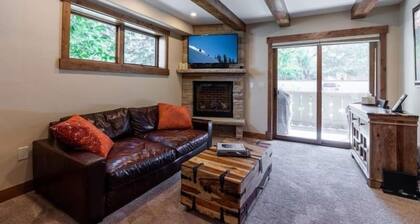 Villa Cortina 130 Condo Short Walk to Vail Village by RedAwning