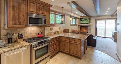 Villa Cortina 130 Condo Short Walk to Vail Village by RedAwning