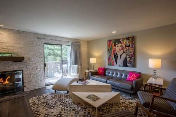 Condo, 2 habitaciones | Área de sala de estar | Televisión