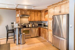 Apartment, 2 Bedrooms | Private kitchen