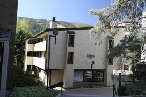 Apartment, 2 Bedrooms | Front of property