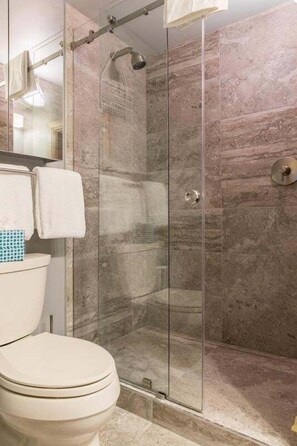 Apartment, 2 Bedrooms | Bathroom | Towels